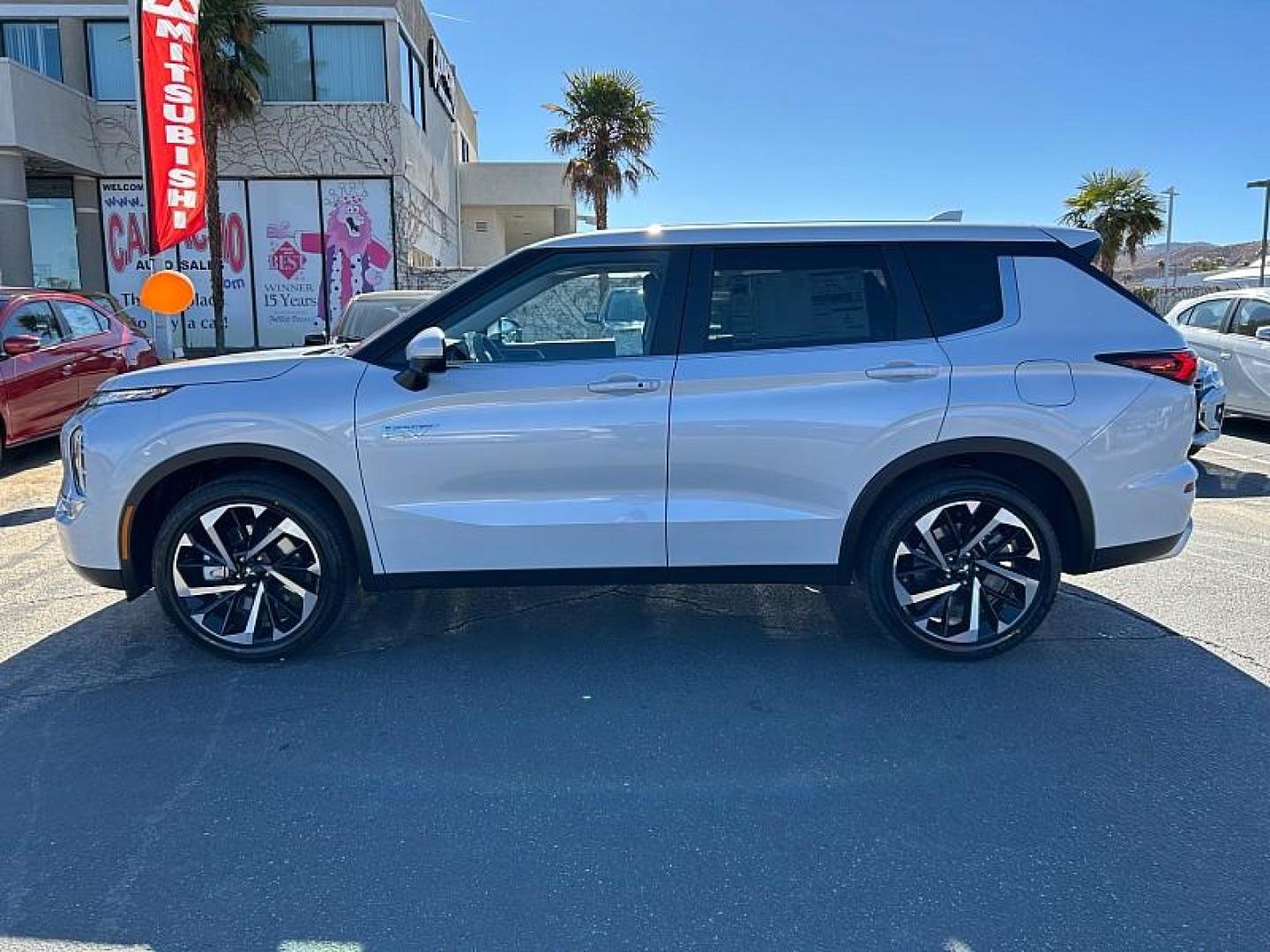 2025 Mitsubishi Outlander Plug-In Hybrid (JA4T5VA95SZ) with an 4-Cyl Hybrid 2.4 Liter engine, Automatic 1-Spd transmission, located at 412 Auto Vista Drive, Palmdale, 93551, (661) 945-0620, 34.592636, -118.136681 - Photo#3