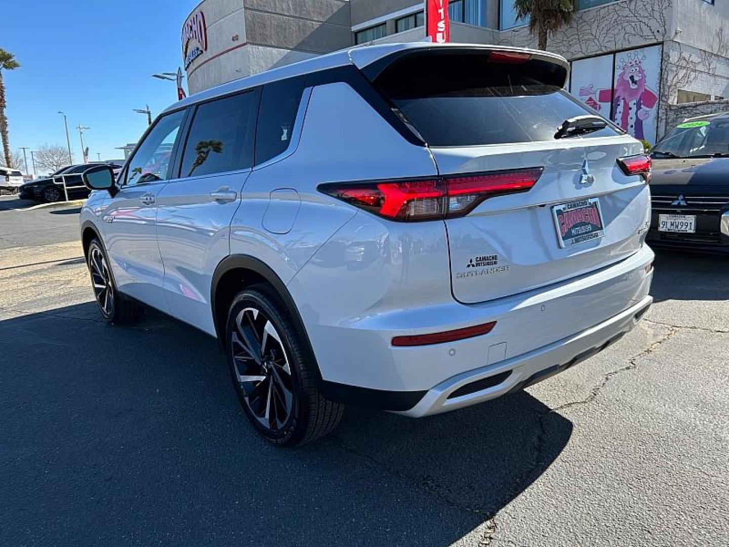 2025 Mitsubishi Outlander Plug-In Hybrid (JA4T5VA95SZ) with an 4-Cyl Hybrid 2.4 Liter engine, Automatic 1-Spd transmission, located at 412 Auto Vista Drive, Palmdale, 93551, (661) 945-0620, 34.592636, -118.136681 - Photo#4