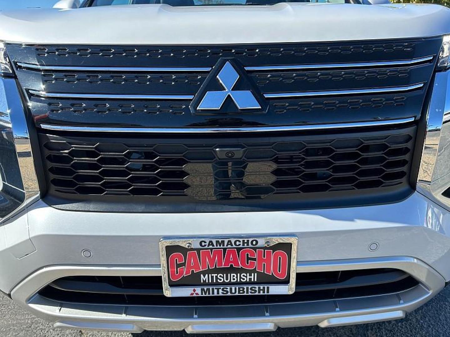 2025 Mitsubishi Outlander Plug-In Hybrid (JA4T5VA95SZ) with an 4-Cyl Hybrid 2.4 Liter engine, Automatic 1-Spd transmission, located at 412 Auto Vista Drive, Palmdale, 93551, (661) 945-0620, 34.592636, -118.136681 - Photo#8