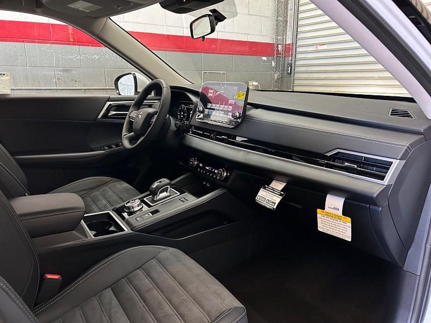 2025 Mitsubishi Outlander Plug-In Hybrid (JA4T5VA95SZ) with an 4-Cyl Hybrid 2.4 Liter engine, Automatic 1-Spd transmission, located at 412 Auto Vista Drive, Palmdale, 93551, (661) 945-0620, 34.592636, -118.136681 - Photo#27