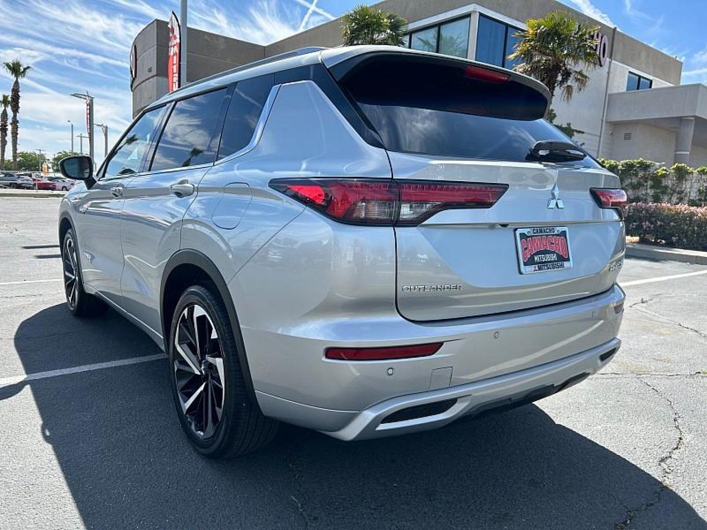 2025 Mitsubishi Outlander Plug-In Hybrid (JA4T5WA93SZ) with an 4-Cyl Hybrid 2.4 Liter engine, Automatic 1-Spd transmission, located at 412 Auto Vista Drive, Palmdale, 93551, (661) 945-0620, 34.592636, -118.136681 - Photo#4