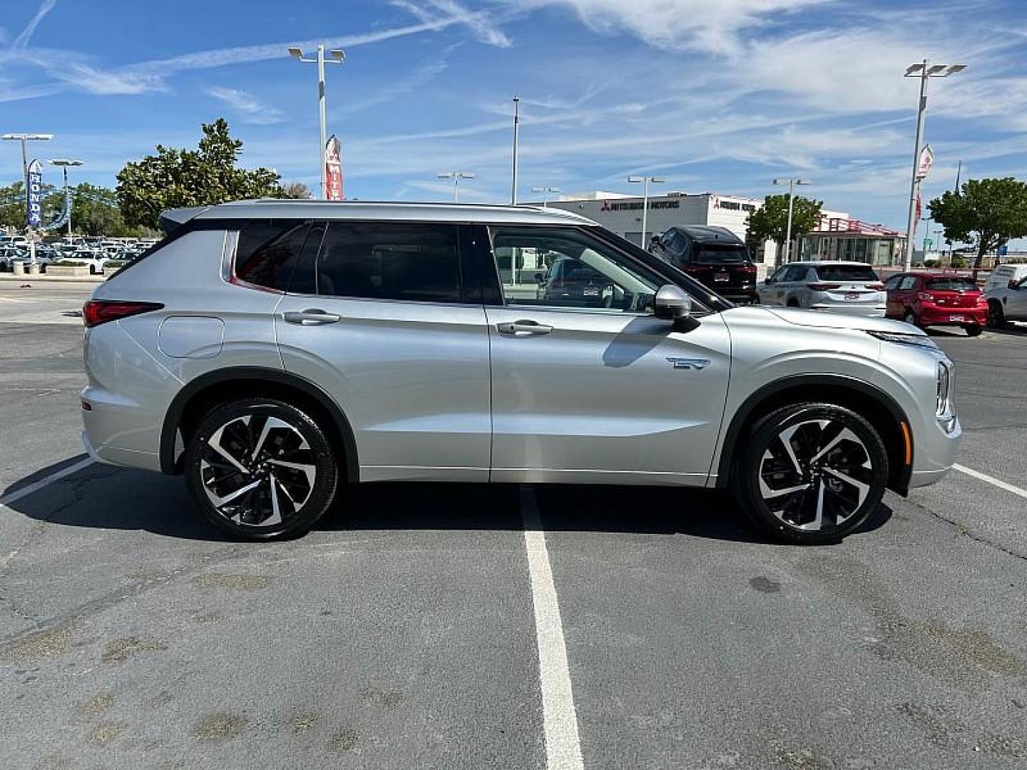 2025 Mitsubishi Outlander Plug-In Hybrid (JA4T5WA93SZ) with an 4-Cyl Hybrid 2.4 Liter engine, Automatic 1-Spd transmission, located at 412 Auto Vista Drive, Palmdale, 93551, (661) 945-0620, 34.592636, -118.136681 - Photo#10