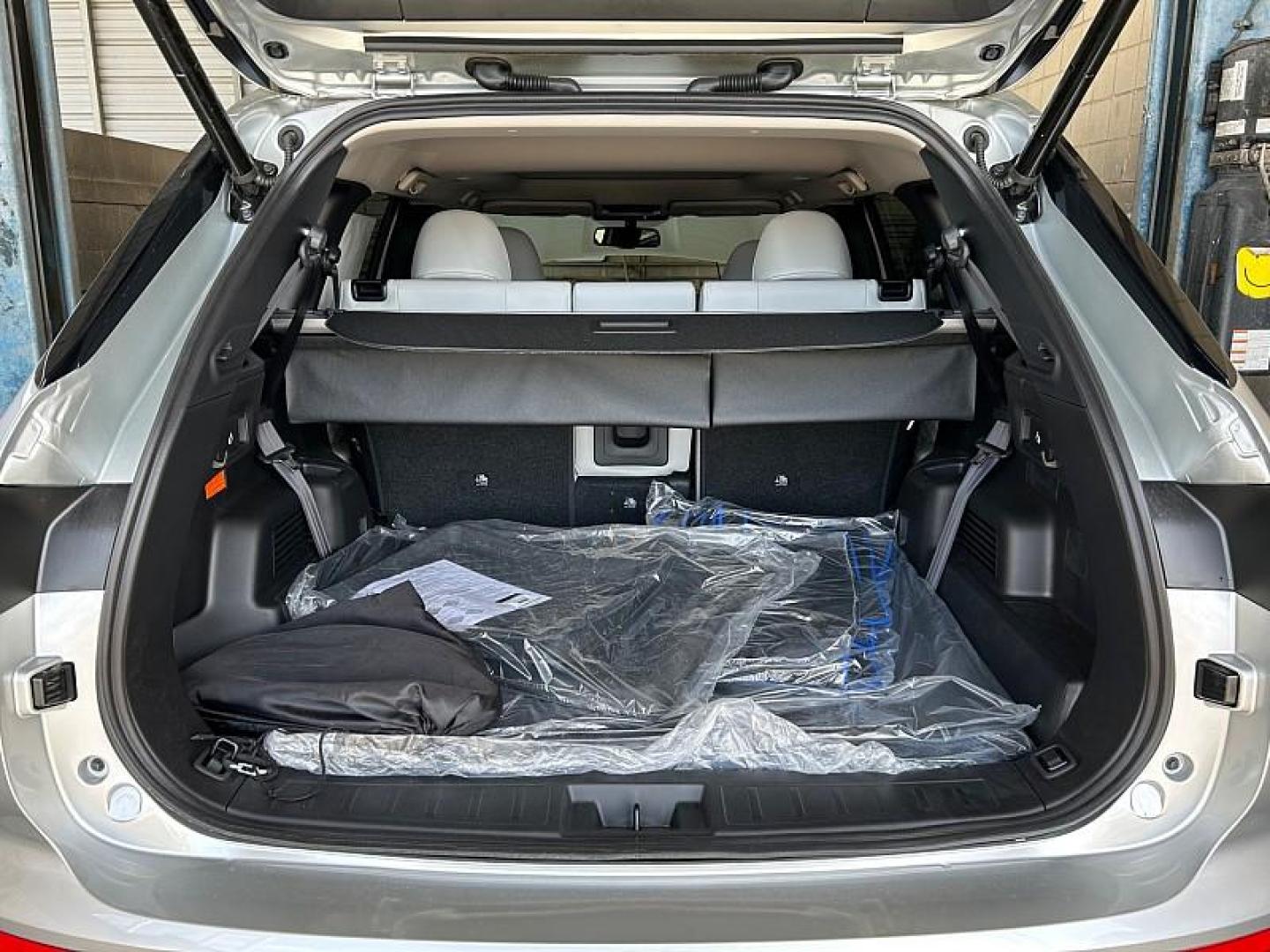 2025 Mitsubishi Outlander Plug-In Hybrid (JA4T5WA93SZ) with an 4-Cyl Hybrid 2.4 Liter engine, Automatic 1-Spd transmission, located at 412 Auto Vista Drive, Palmdale, 93551, (661) 945-0620, 34.592636, -118.136681 - Photo#27