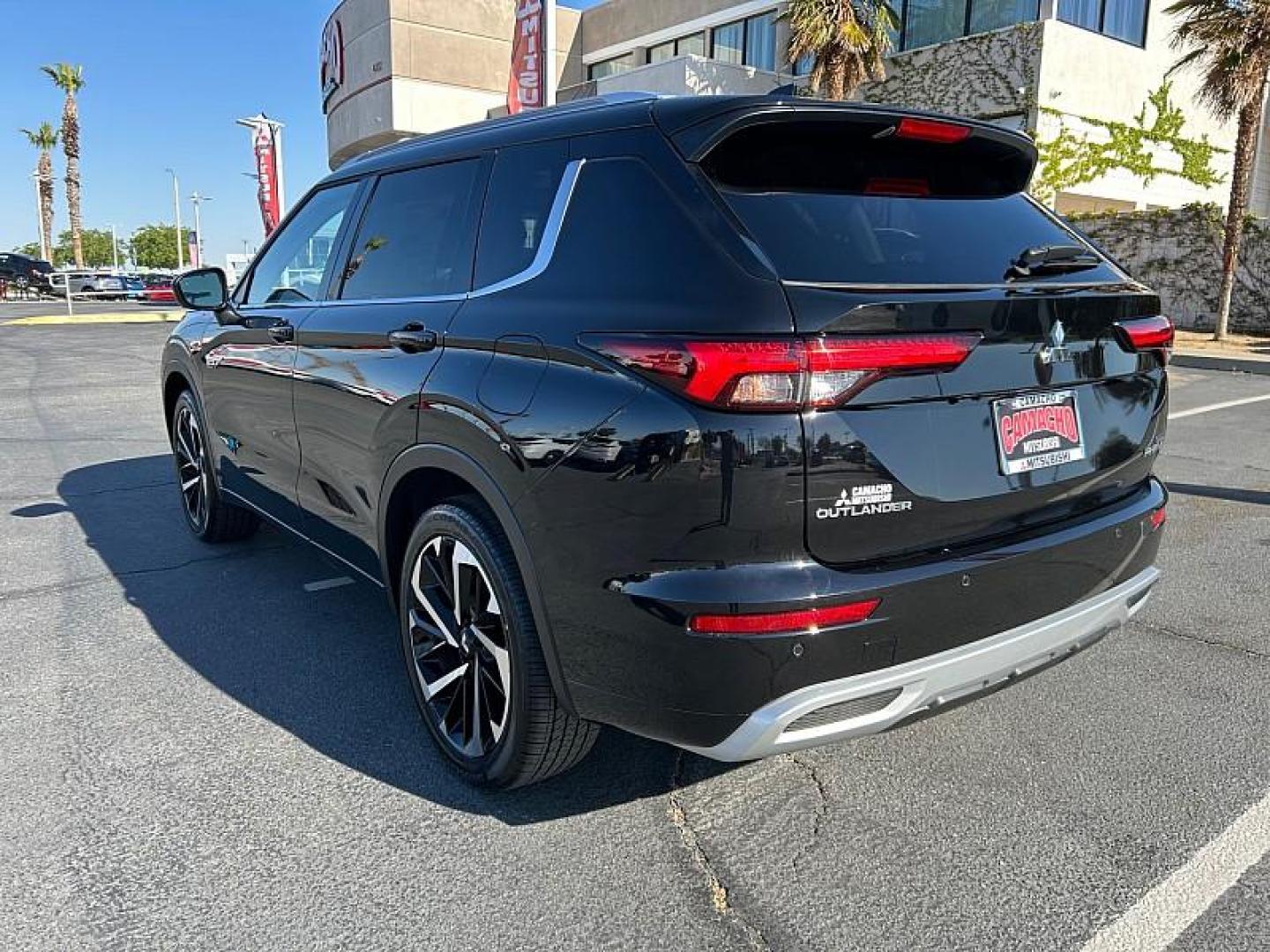 2025 Mitsubishi Outlander Plug-In Hybrid (JA4T5WA92SZ) with an 4-Cyl Hybrid 2.4 Liter engine, Automatic 1-Spd transmission, located at 412 Auto Vista Drive, Palmdale, 93551, (661) 945-0620, 34.592636, -118.136681 - Photo#4