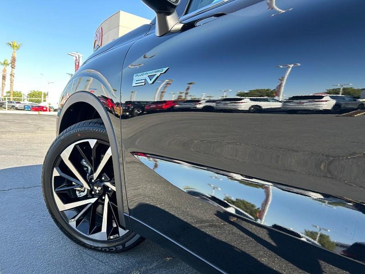 2025 Mitsubishi Outlander Plug-In Hybrid (JA4T5WA92SZ) with an 4-Cyl Hybrid 2.4 Liter engine, Automatic 1-Spd transmission, located at 412 Auto Vista Drive, Palmdale, 93551, (661) 945-0620, 34.592636, -118.136681 - Photo#7