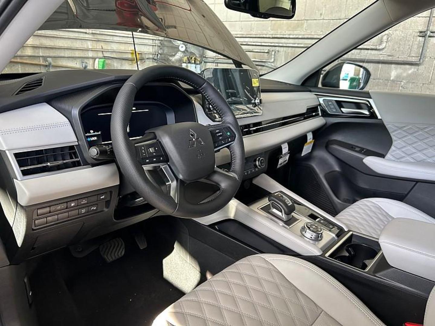 2025 Mitsubishi Outlander Plug-In Hybrid (JA4T5WA92SZ) with an 4-Cyl Hybrid 2.4 Liter engine, Automatic 1-Spd transmission, located at 412 Auto Vista Drive, Palmdale, 93551, (661) 945-0620, 34.592636, -118.136681 - Photo#17