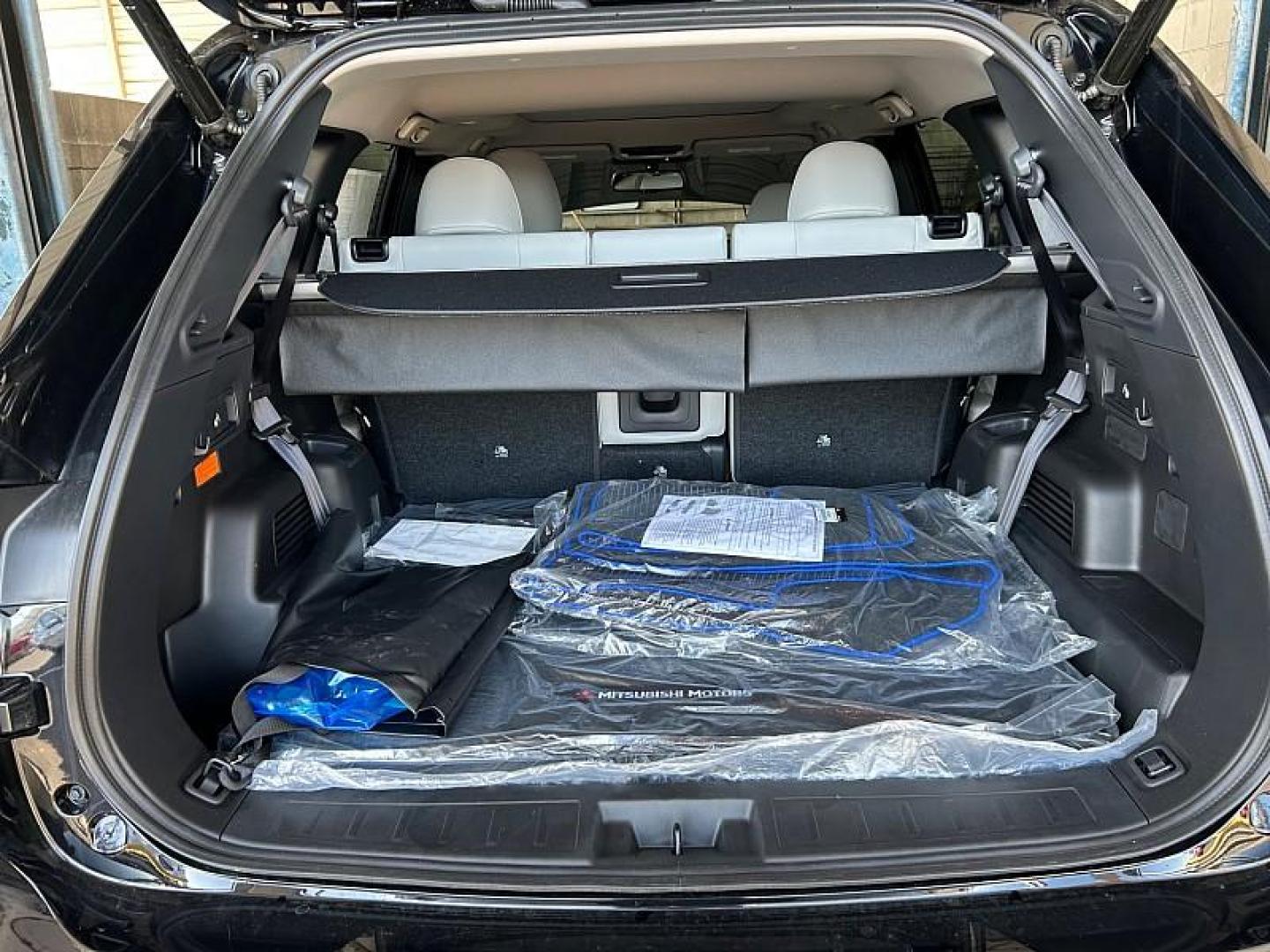 2025 Mitsubishi Outlander Plug-In Hybrid (JA4T5WA92SZ) with an 4-Cyl Hybrid 2.4 Liter engine, Automatic 1-Spd transmission, located at 412 Auto Vista Drive, Palmdale, 93551, (661) 945-0620, 34.592636, -118.136681 - Photo#26