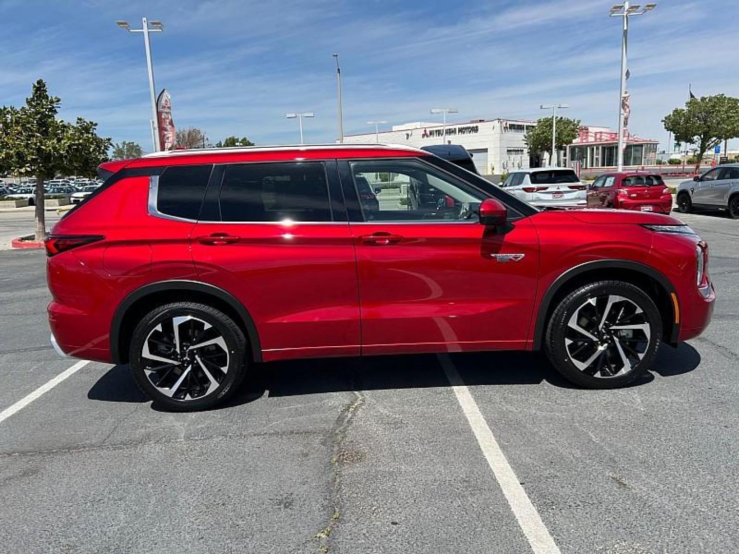 2025 Mitsubishi Outlander Plug-In Hybrid (JA4T5WA94SZ) with an 4-Cyl Hybrid 2.4 Liter engine, Automatic 1-Spd transmission, located at 412 Auto Vista Drive, Palmdale, 93551, (661) 945-0620, 34.592636, -118.136681 - Photo#9