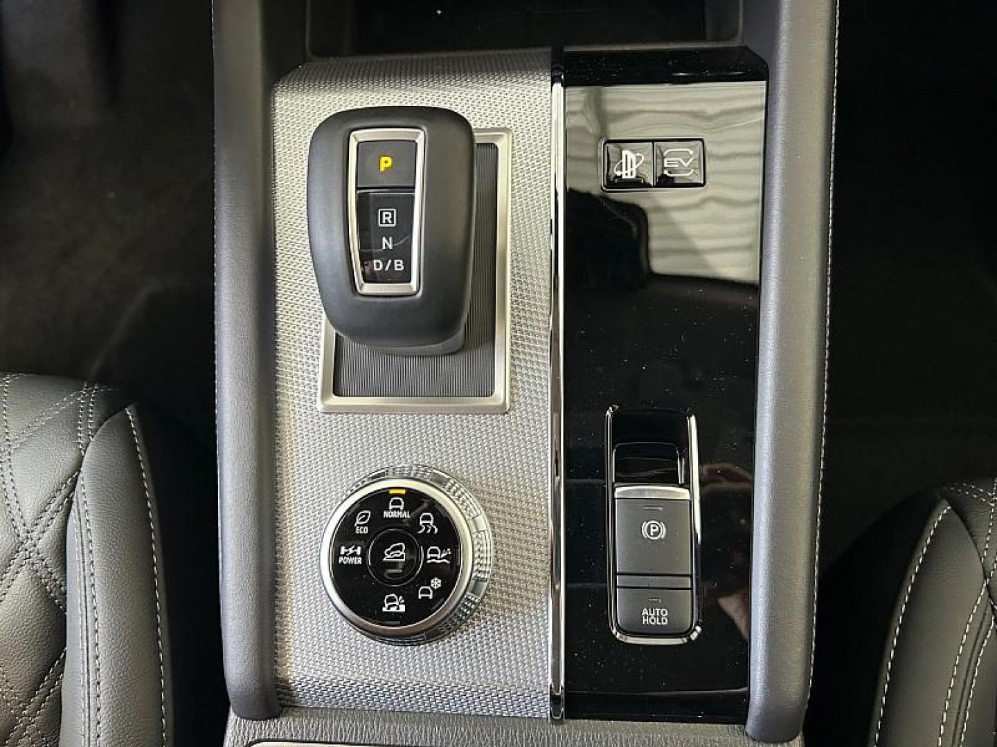 2025 Mitsubishi Outlander Plug-In Hybrid (JA4T5WA94SZ) with an 4-Cyl Hybrid 2.4 Liter engine, Automatic 1-Spd transmission, located at 412 Auto Vista Drive, Palmdale, 93551, (661) 945-0620, 34.592636, -118.136681 - Photo#27