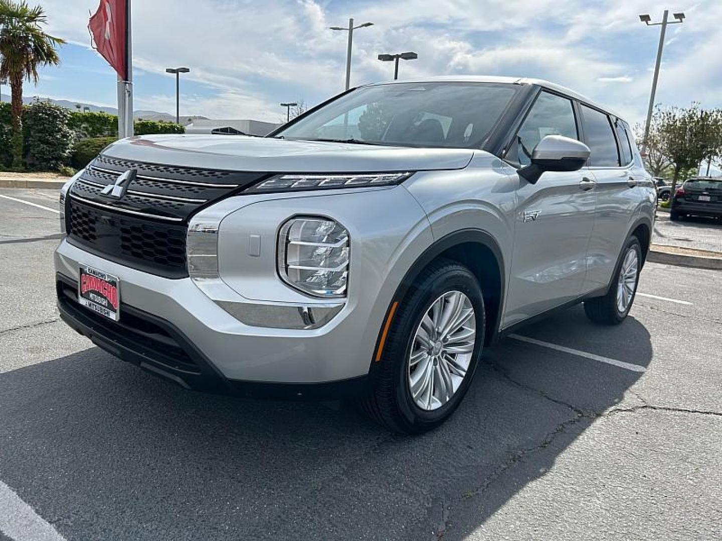 2025 SILVER Mitsubishi Outlander Plug-In Hybrid (JA4T5UA9XSZ) with an 4-Cyl Hybrid 2.4 Liter engine, Automatic 1-Spd transmission, located at 412 Auto Vista Drive, Palmdale, 93551, (661) 945-0620, 34.592636, -118.136681 - Photo#4