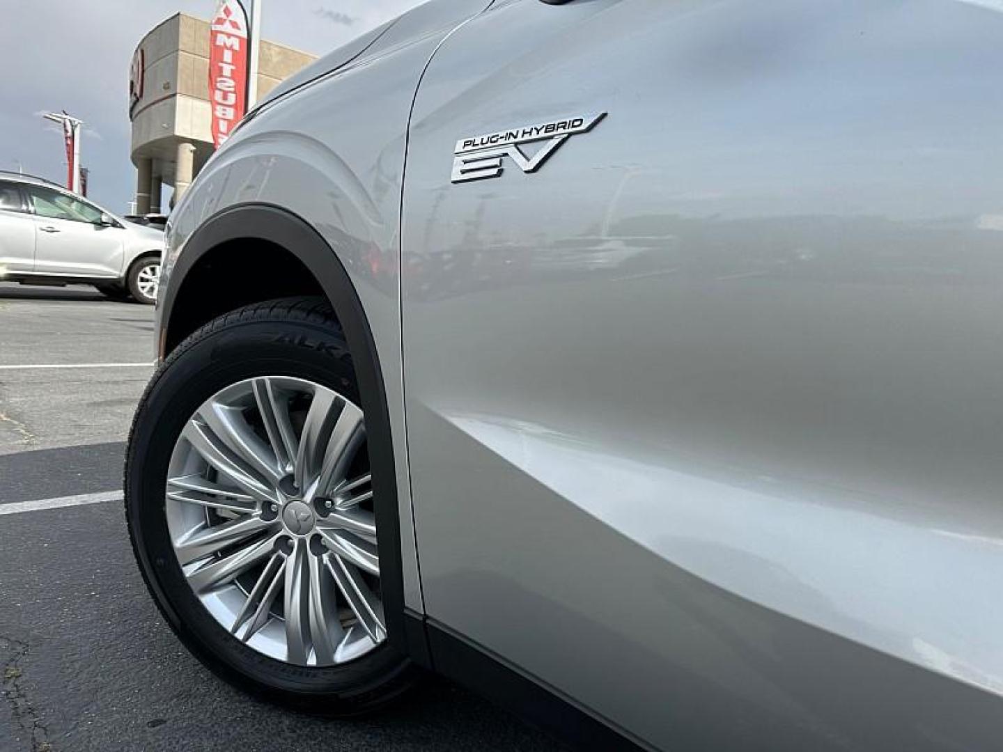 2025 SILVER Mitsubishi Outlander Plug-In Hybrid (JA4T5UA9XSZ) with an 4-Cyl Hybrid 2.4 Liter engine, Automatic 1-Spd transmission, located at 412 Auto Vista Drive, Palmdale, 93551, (661) 945-0620, 34.592636, -118.136681 - Photo#6