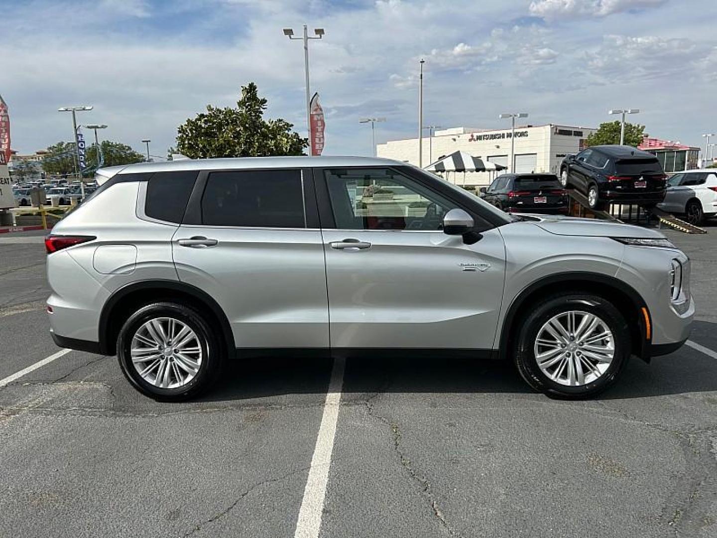 2025 SILVER Mitsubishi Outlander Plug-In Hybrid (JA4T5UA9XSZ) with an 4-Cyl Hybrid 2.4 Liter engine, Automatic 1-Spd transmission, located at 412 Auto Vista Drive, Palmdale, 93551, (661) 945-0620, 34.592636, -118.136681 - Photo#9