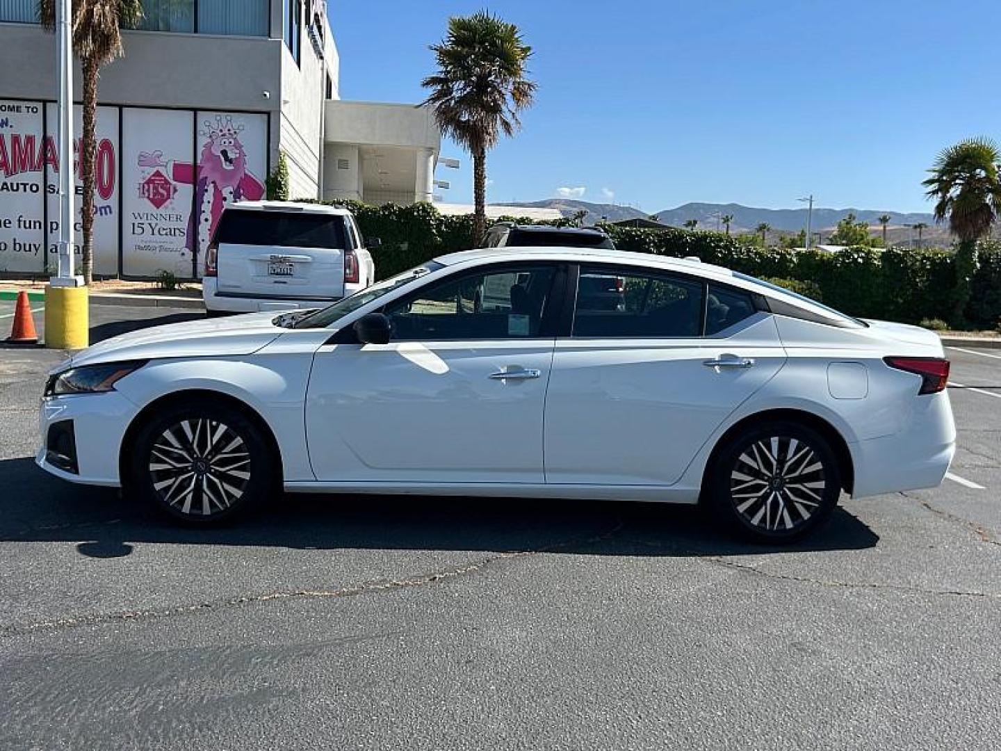2025 WHITE Nissan Altima (1N4BL4DV6SN) with an 4-Cyl 2.5 Liter engine, Automatic CVT transmission, located at 412 Auto Vista Drive, Palmdale, 93551, (661) 945-0620, 34.592636, -118.136681 - Photo#4