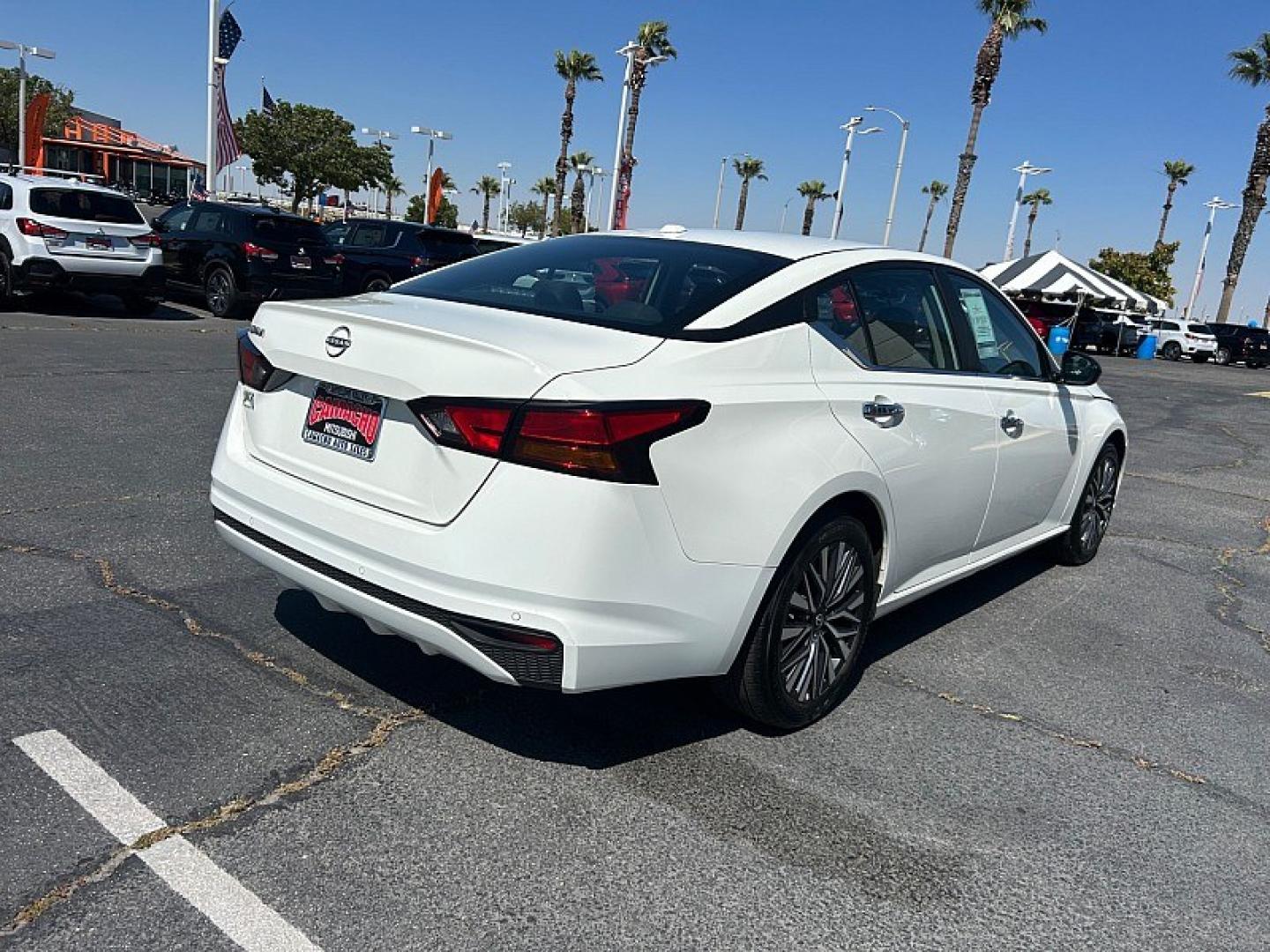 2025 WHITE Nissan Altima (1N4BL4DV0SN) with an 4-Cyl 2.5 Liter engine, Automatic CVT transmission, located at 412 Auto Vista Drive, Palmdale, 93551, (661) 945-0620, 34.592636, -118.136681- Photo#3