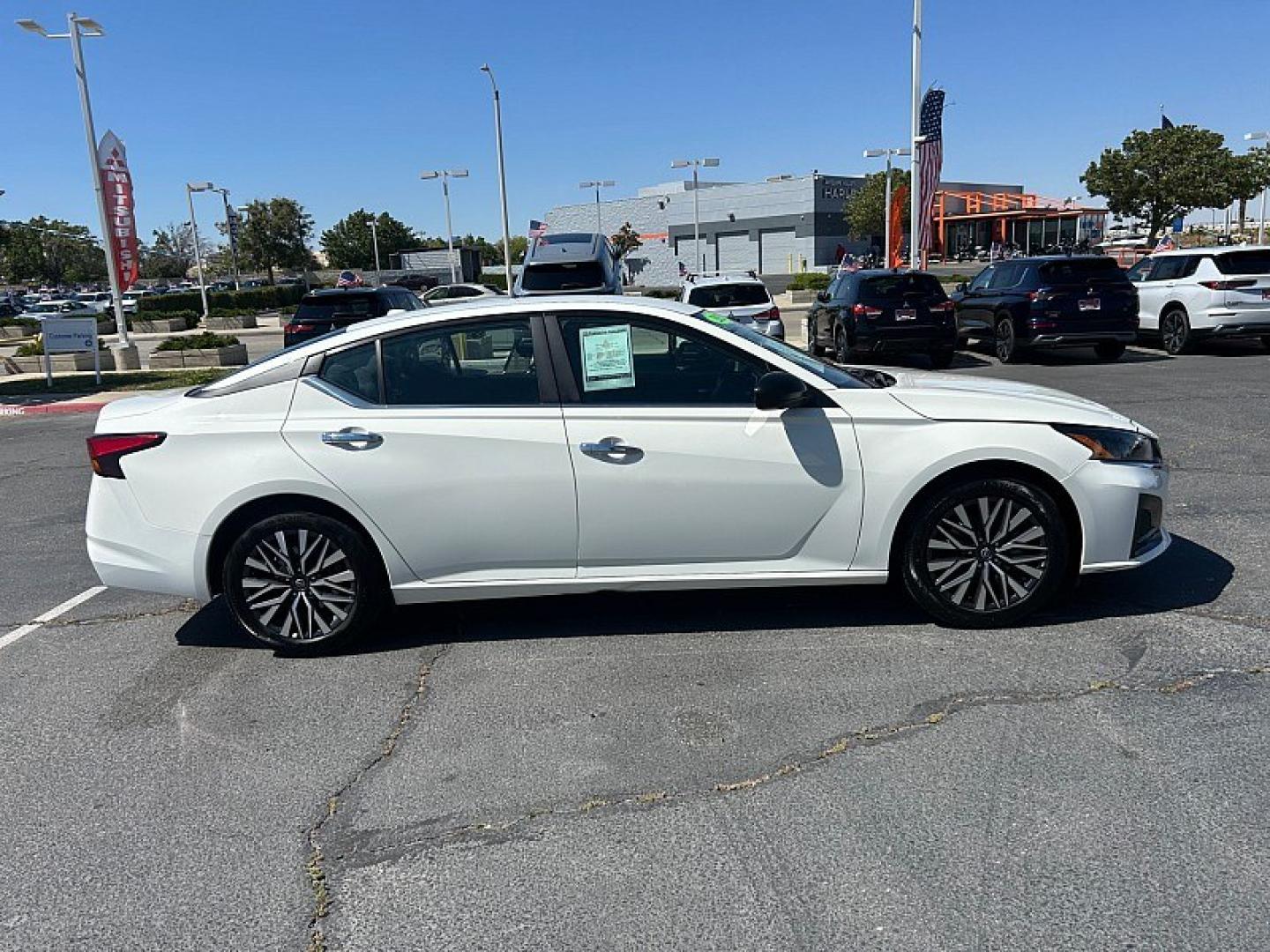 2025 WHITE Nissan Altima (1N4BL4DV0SN) with an 4-Cyl 2.5 Liter engine, Automatic CVT transmission, located at 412 Auto Vista Drive, Palmdale, 93551, (661) 945-0620, 34.592636, -118.136681- Photo#2
