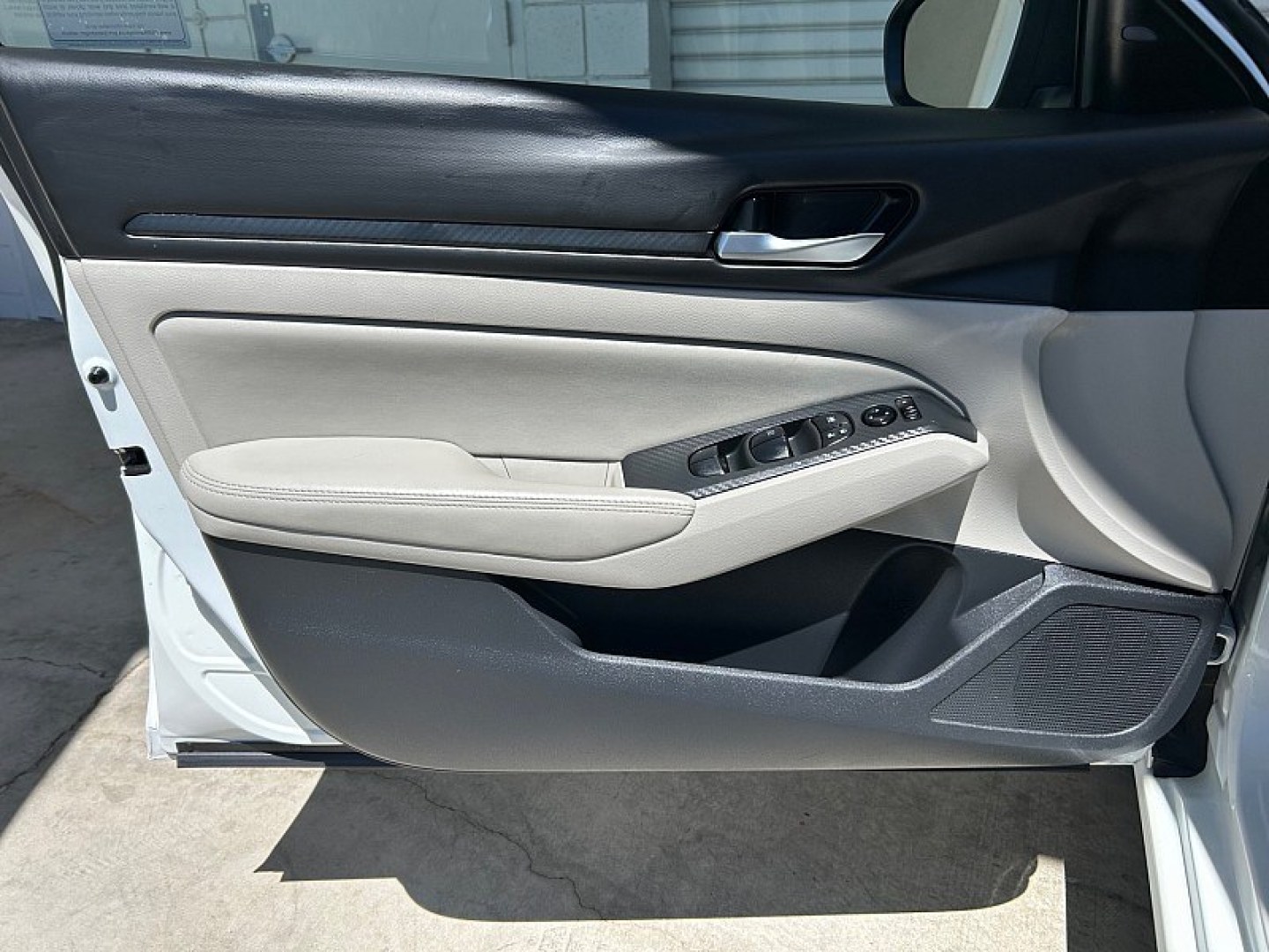 2025 White Nissan Altima (1N4BL4DV7SN) with an 4-Cyl 2.5 Liter engine, Automatic CVT transmission, located at 412 Auto Vista Drive, Palmdale, 93551, (661) 945-0620, 34.592636, -118.136681- Photo#16