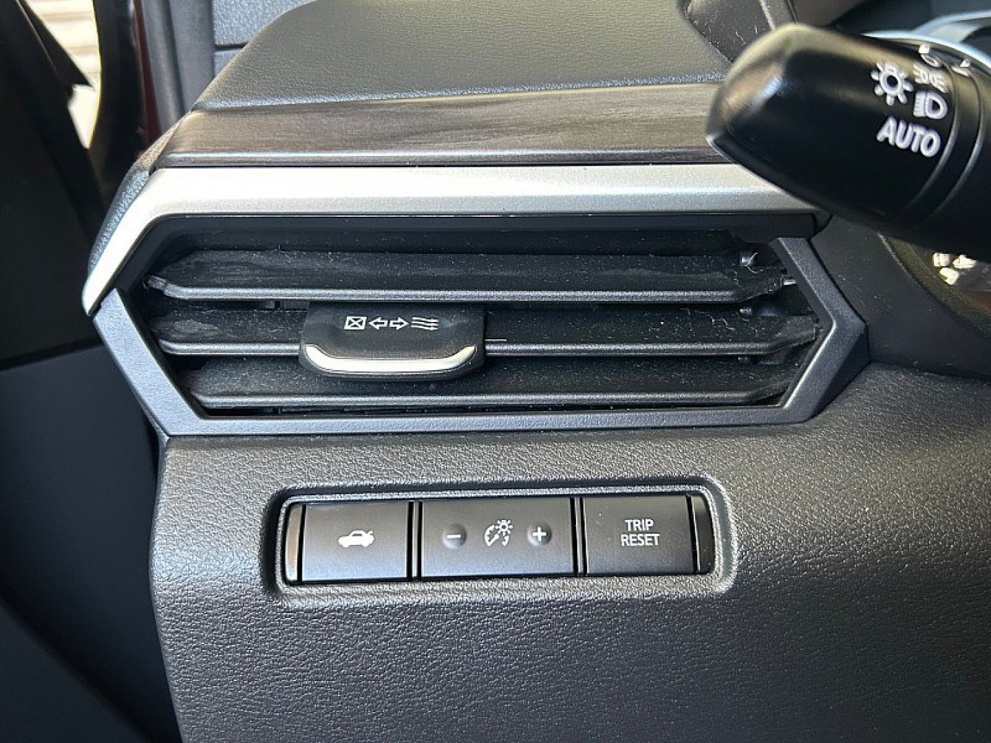 2025 Pearl /black Nissan Altima (1N4BL4DV4SN) with an 4-Cyl 2.5 Liter engine, Automatic CVT transmission, located at 412 Auto Vista Drive, Palmdale, 93551, (661) 945-0620, 34.592636, -118.136681 - Enjoy comfort, efficiency, and modern technology in this 2025 Nissan Altima SV!This one-owner sedan combines sleek styling with a smooth, comfortable ride, making it an excellent choice for daily commutes and longer road trips. Powered by a 2.5L 4-cylinder engine paired with Nissan and rsquo;s Xtron- Photo#14