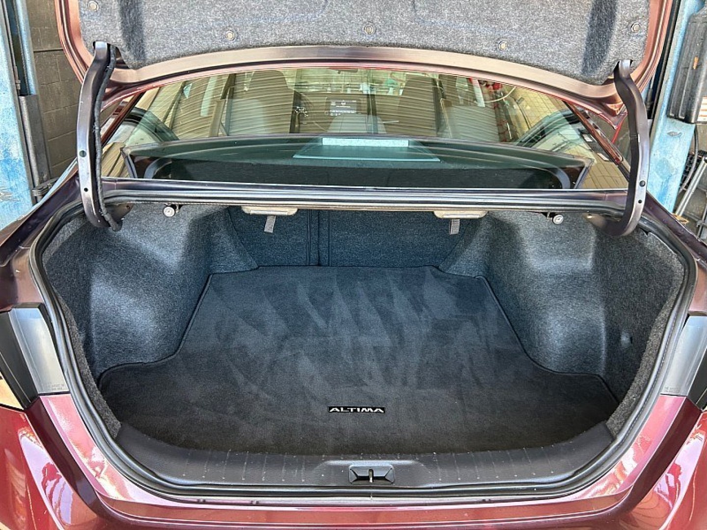 2025 Pearl /black Nissan Altima (1N4BL4DV4SN) with an 4-Cyl 2.5 Liter engine, Automatic CVT transmission, located at 412 Auto Vista Drive, Palmdale, 93551, (661) 945-0620, 34.592636, -118.136681 - Enjoy comfort, efficiency, and modern technology in this 2025 Nissan Altima SV!This one-owner sedan combines sleek styling with a smooth, comfortable ride, making it an excellent choice for daily commutes and longer road trips. Powered by a 2.5L 4-cylinder engine paired with Nissan and rsquo;s Xtron- Photo#19
