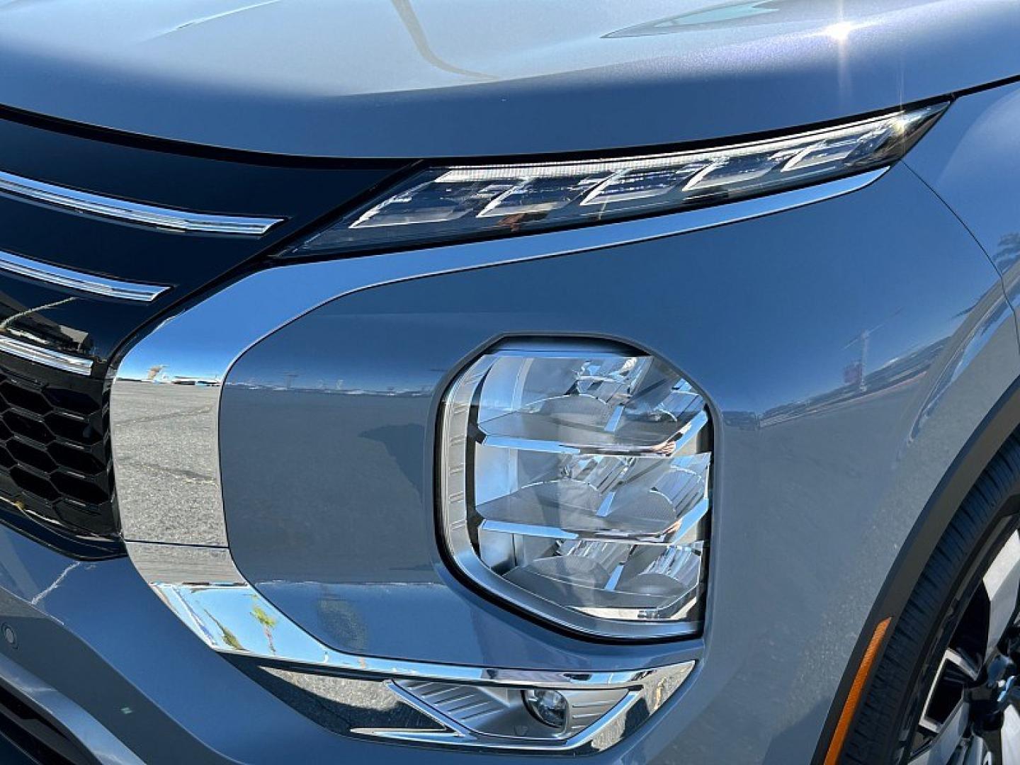 2026 GRAY Mitsubishi Outlander (JA4J3VAB9TZ) with an 4-Cyl Turbo Hybrid 1.5 Liter engine, Automatic CVT transmission, located at 412 Auto Vista Drive, Palmdale, 93551, (661) 945-0620, 34.592636, -118.136681- Photo#9