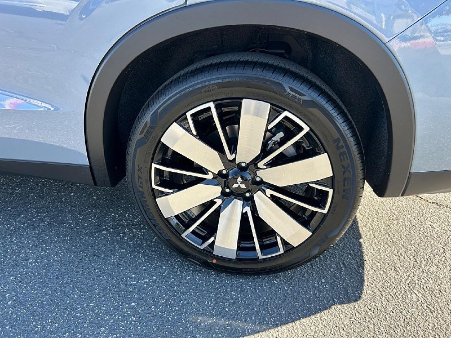 2026 GRAY Mitsubishi Outlander (JA4J3VAB9TZ) with an 4-Cyl Turbo Hybrid 1.5 Liter engine, Automatic CVT transmission, located at 412 Auto Vista Drive, Palmdale, 93551, (661) 945-0620, 34.592636, -118.136681- Photo#13